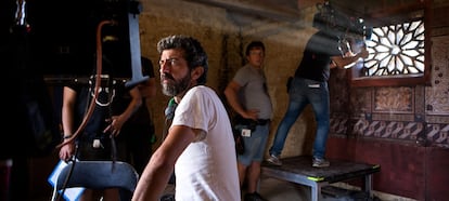 Alberto Rodríguez en el rodaje de 'La peste'. Foto de Julio Vergne/Movistar +