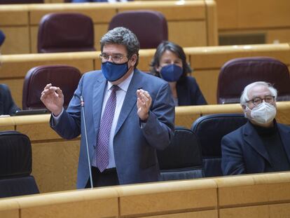 El ministro de Inclusión, Seguridad Social y Migraciones, José Luis Escrivá, durante una sesión de control al Gobierno en el Senado, el 25 de mayo.