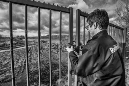 Toon Fontaine, jefe de operaciones de la policía local, cierra la puerta de una fábrica de azucar, un punto donde transmigrantes pasan la noche en esperar para cruzar a los ferries que se dirigirán a Reino Unido.