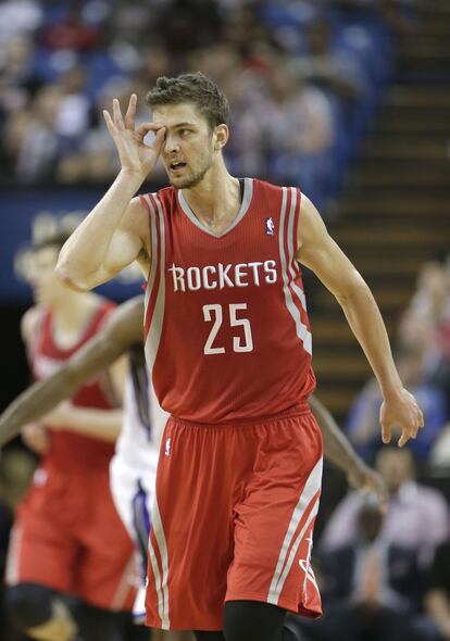 Parsons, de los Rockets, celebra un triple.