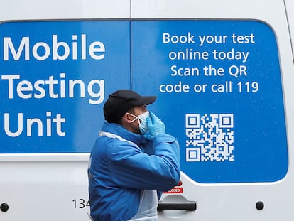 Un sanitario, junto a una unidad móvil para realizar pruebas de covid en Londres.