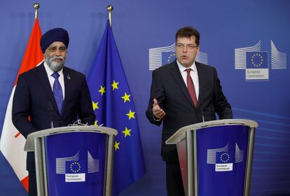 El comisario europeo para Gestión de Crisis, Janez Lenarcic, junto al ministro canadiense de Desarrollo Internacional, Harjit Sajjan