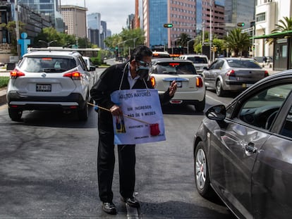 Una persona de la tercera edad pide ayuda tras pasar varios meses sin empleo como empacador en un supermercado. FOTO: ANDREA MURCIA /CUARTOSCURO.COM