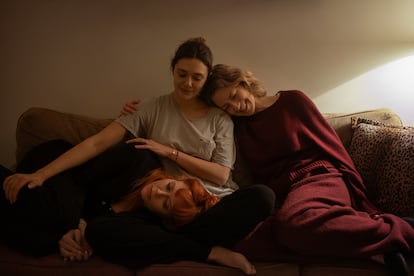 De izquierda a derecha, las tres hermanas interpretadas por Natasha Lyonne, Elizabeth Olsen y Carrie Coon.