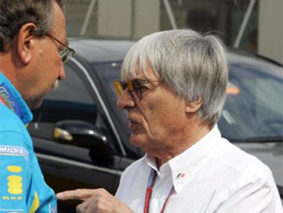 Ecclestone, con Jean François Caubet (Renault), en Montmeló