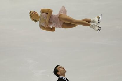 Alexa Scimeca Knierim y Chris Knierim, en el programa de parejas durante el Gran Premio ISU de Patinaje Artístico en Sapporo (Japón), el viernes 22 de noviembre.