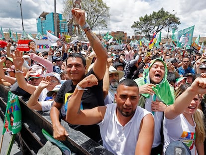 Seguidores del candidato Gustavo Petro, en un acto de campaña en Soacha este domingo.