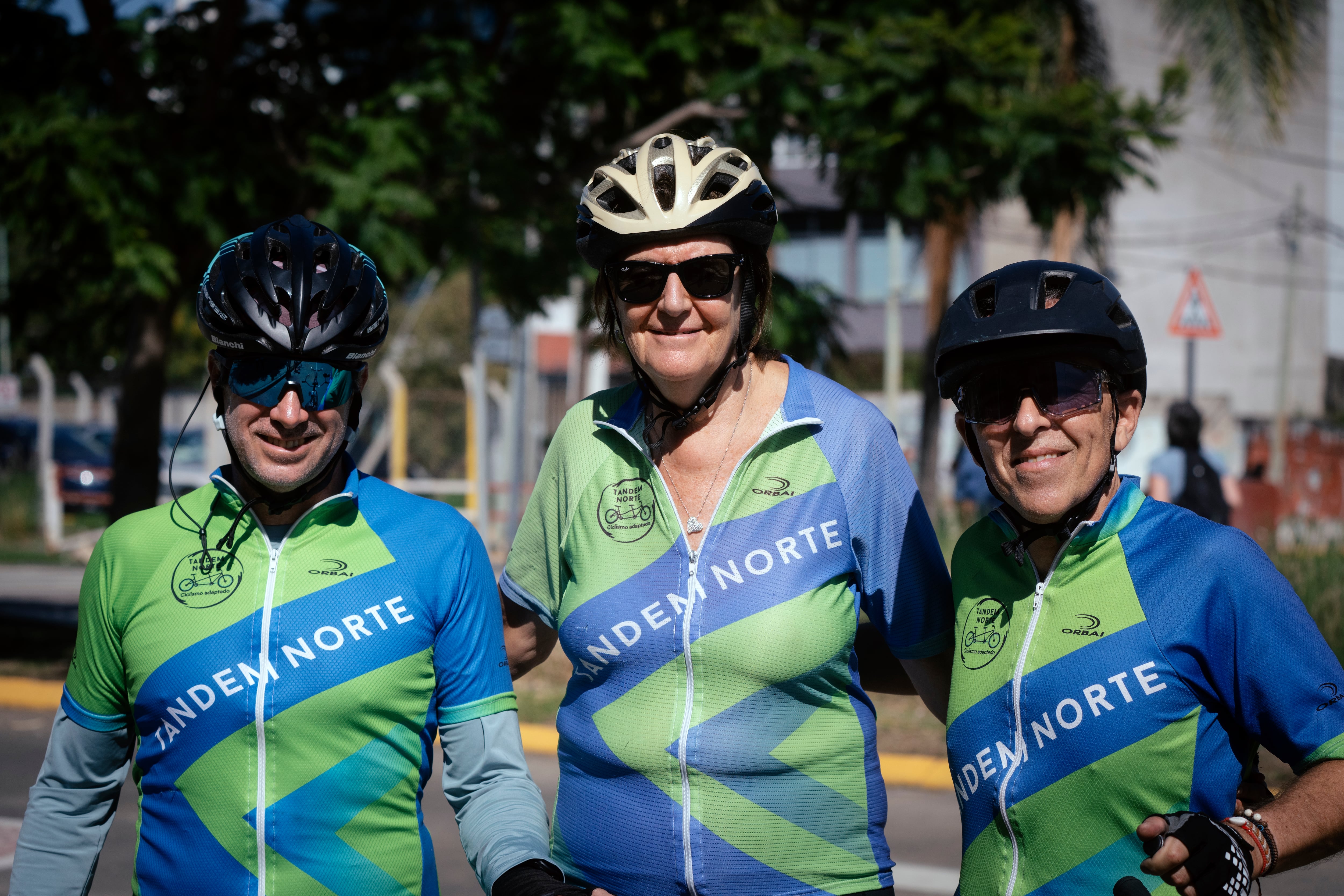 Sandra Dajnowski y José Toso, fundadores de Tandem Norte, posan junto a un miembro del proyecto.
