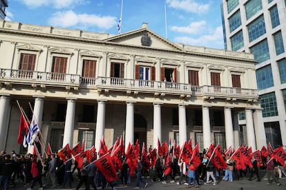 Simpatizantes del partido político 'Movimiento de Participación Popular' desfilan frente al palacio presidencial durante él aguardando la llegada del féretro. 
