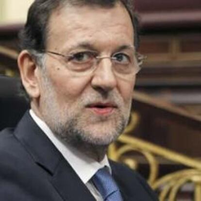 El presidente del Gobierno, Mariano Rajoy, y la vicepresidenta, Soraya Sáenz de Santamaría, antes del comienzo en el Congreso de la sesión de control al Ejecutivo