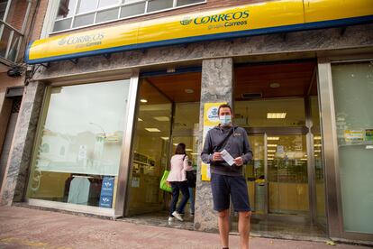 Un hombre sale de la central de Correos de Vitoria tras tramitar el voto por correo este jueves.