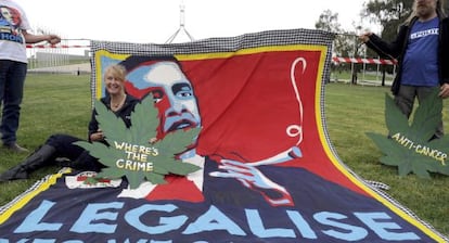 Activistas a favor de la legalizaci&oacute;n de la marihuana en Canberra, Australia.