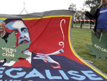 Activistas a favor de la legalización de la marihuana en Canberra, Australia.