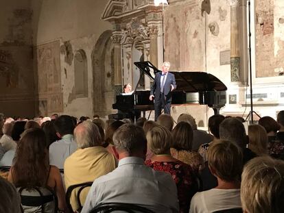 Michael Gees y Christoph Prégardien durante su interpretación de 'La bella molinera' en la iglesia de San Francesco de Asciano.