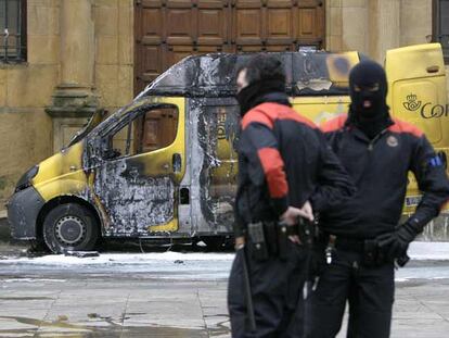 Una furgoneta de correos quemada por la 'Kale borroka'