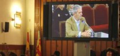 La declaración de Pablo Crespo, en el juicio celebrado contra Francisco Camps y Ricardo Costa por el 'caso de los trajes', es seguida por los periodistas a través de una pantalla