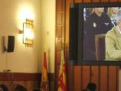La declaración de Pablo Crespo, en el juicio celebrado contra Francisco Camps y Ricardo Costa por el 'caso de los trajes', es seguida por los periodistas a través de una pantalla