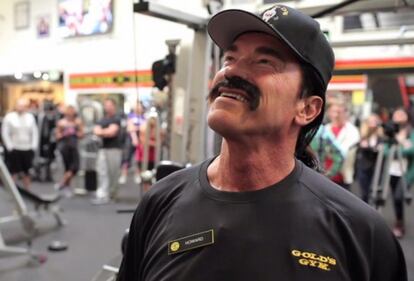 De esta manera se vistió 'Arnie' para ir a dar una sorpresa a los trabajadores de una cadena de gimnasios y acabar en un vídeo viral. Terminator ya había dado muestra de su gran sentido del humor apareciendo (sin disfrazar) para reírse de sí mismo en compañía de Bruce Willis en 'Los mercenarios' (2010).