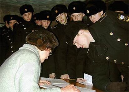 Soldados rusos acuden a votar a un colegio electoral en Vladivostok.