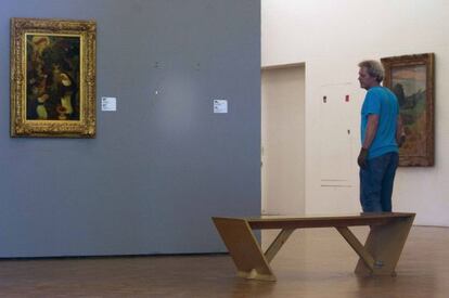 Un operario del museo de Roterdam contempla el hueco dejado por una de las obras sustra&iacute;das ayer.