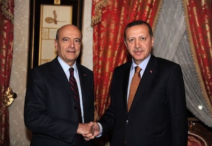 El ministro de Exteriores francés, Alain Juppé, con el primer ministro turco, Tayyip Erdogan.
