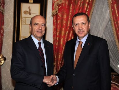 El ministro de Exteriores franc&eacute;s, Alain Jupp&eacute;, con el primer ministro turco, Tayyip Erdogan.
 