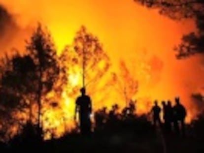 Un bombero de Mijas (Málaga) graba con una cámara cómo se enfrentan a las llamas. Más de 150 personas han muerto en los últimos 30 años combatiendo el fuego