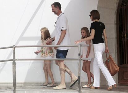 El rey España Felipe VI y la reina Letizia dejan el club de vela con sus hijas las princesas Leonor y la infanta Sofía después de posar para las fotos antes del tramo final de la carrera de vela.