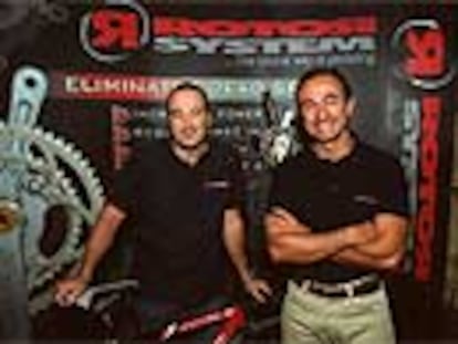 Pablo Carrasco (izquierda) e Ignacio Estellés, con su invento Rotor (detrás).