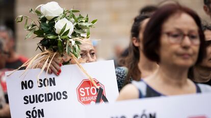 Protesta por el suicidio de las dos hermanas de Barcelona horas antes de ser desahuciadas en Barcelona.