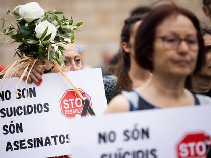 Protesta por el suicidio de las dos hermanas de Barcelona horas antes de ser desahuciadas en Barcelona.
