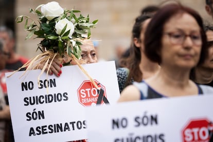 Protesta por el suicidio de las dos hermanas de Barcelona horas antes de ser desahuciadas en Barcelona.
