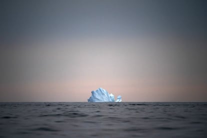 Um grande iceberg flutua enquanto o sol se põe perto de Kulusuk (Groenlândia). A maior ilha do mundo, aninhada entre os oceanos Atlântico e Ártico, com a maior parte do seu território coberta de gelo e com 56.000 habitantes, é rica em recursos naturais e tem um importante valor estratégico para os Estados Unidos.