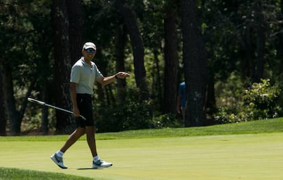 El presidente Obama en un campo de golf de la isla.