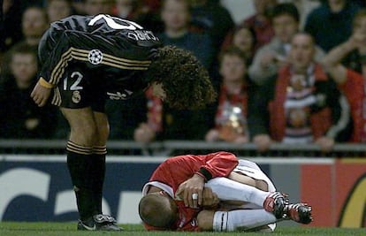 Iv&aacute;n Campo increpa a Beckham, en el duelo de Old Trafford del 19 de abril de 2000.