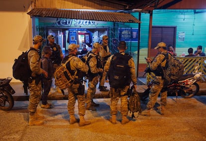 Elementos de la Policía Federal llegan a Atalaia do Norte, la noche del miércoles 8 de junio de 2022, para reforzar la búsqueda e investigación de la desaparición.