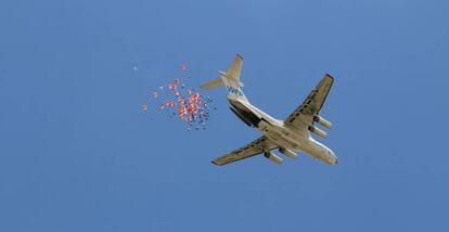 Lanzamiento aéreo pionero de aceite vegetal mediante paracaídas realizado por el UNHAS en Sudán del Sur.