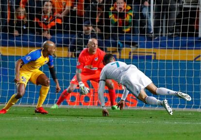 Cristiano Ronaldo del Real Madrid salta durante el partido. 