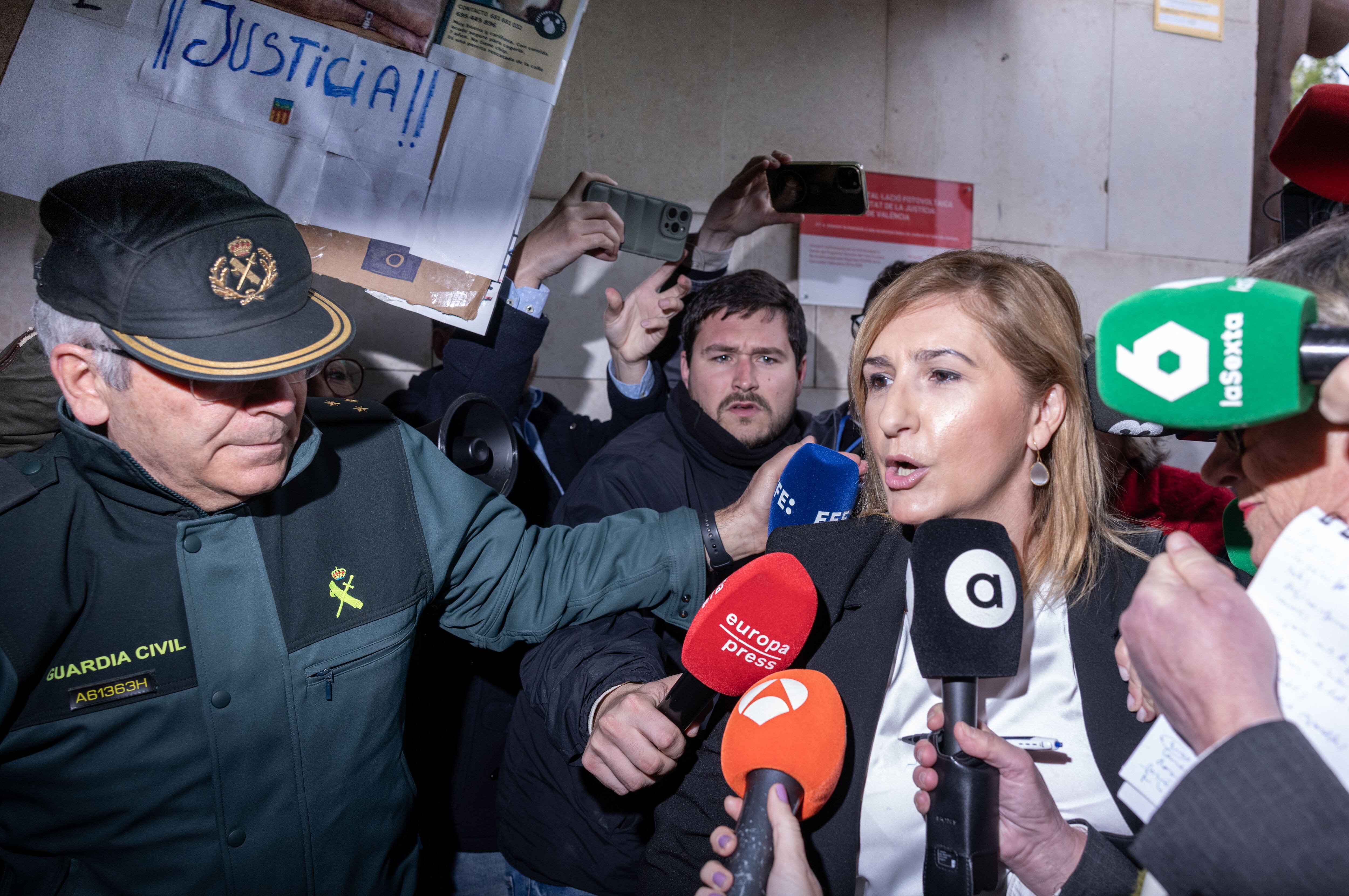 La exconsejera Salomé Pradas, a la entrada de los juzgados.