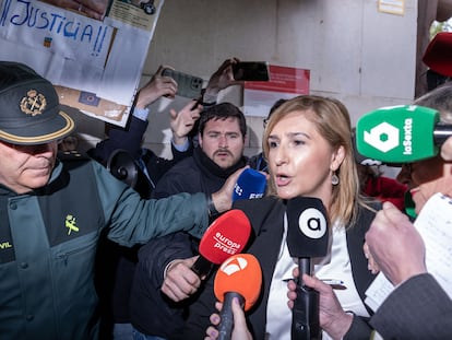 La exconsejera Salomé Pradas, a la entrada de los juzgados.