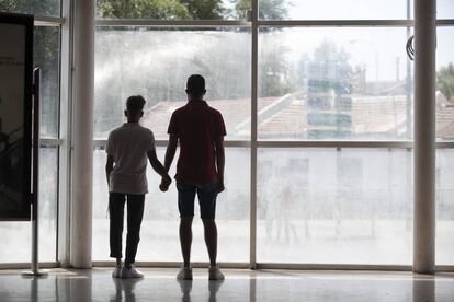 La pareja agredida en Fuenlabrada, ayer en una estación de Cercanías de la capital.