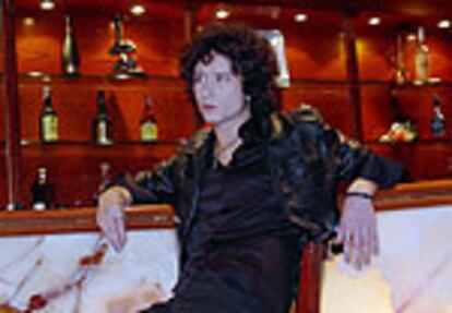 El cantante Enrique Bunbury, en un bar de Zaragoza.