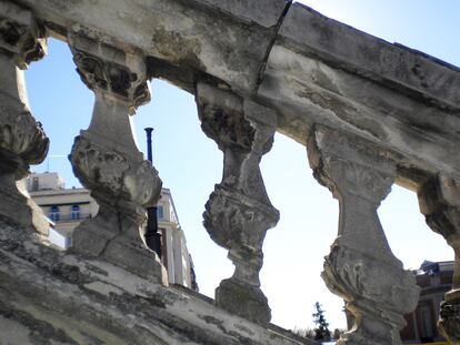 Detalle de la escalinata más visible de Madrid que tras décadas de ruina presenta este aspecto.