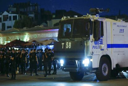 Oficiales de la policía turca cerca de la plaza de Taksim Square en estambul.