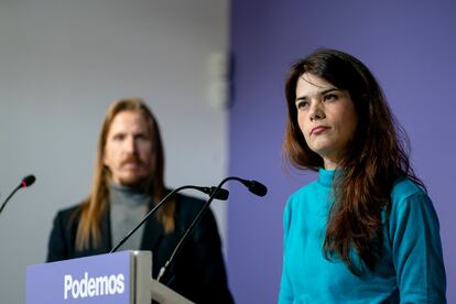 El portavoz de Podemos, Pablo Fernández y la portavoz Isabel Serra, durante una rueda de prensa, en la sede de Podemos, este lunes en Madrid.