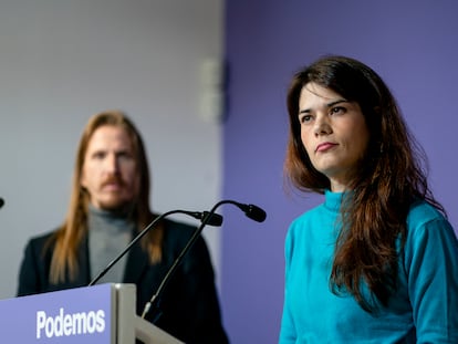 El portavoz de Podemos, Pablo Fernández y la portavoz Isabel Serra, durante una rueda de prensa, en la sede de Podemos, este lunes en Madrid.