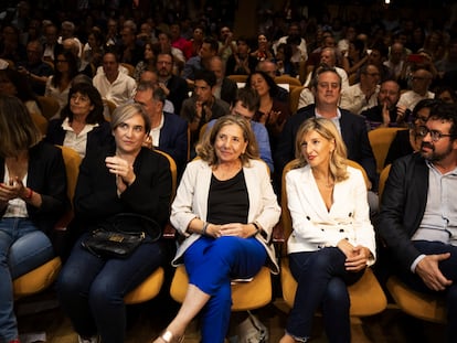 La líder de Sumar, Yolanda Díaz (segunda desde la derecha) y la exalcaldesa de Barcelona, Ada Colau (primer por la izquierda), este martes en la presentación del dictamen jurídico para fundamentar una propuesta de amnistía, en el Ateneo barcelonès.