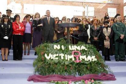 Asistentes al homenaje a las víctimas de la violencia machista celebrado ayer en el Instituto de la Mujer, en Madrid.