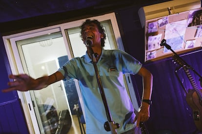 Tomasito canta durante un ensayo en el local de Jerez de la Frontera.