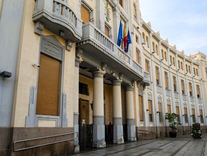 Fachada de la Asamblea de Melilla, cuyas dependencias han sido registradas este viernes por la Policía Nacional.